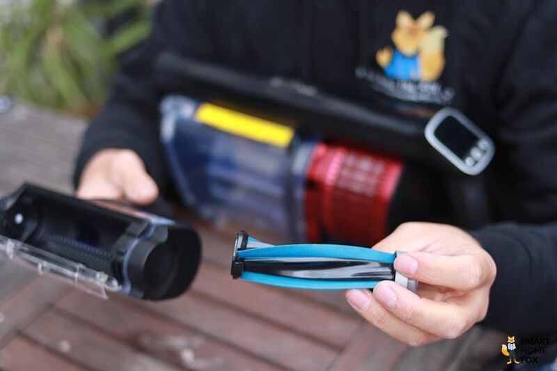 Man sieht die Turbo-Brush der True Pet Variante des Shark Anti Hair Wrap Akkusaugers.